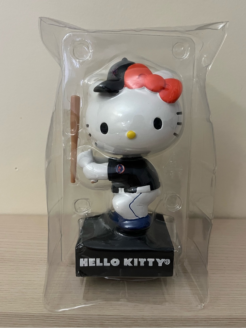 Hello Kitty Mets Bobblehead - Picture 4 of 5